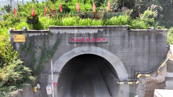 辽宁配资平台叫什么名字 【高温下的坚守】顶高温战酷暑 奋战180天抢通途 宜兴高铁兴山东隧道加速推进中